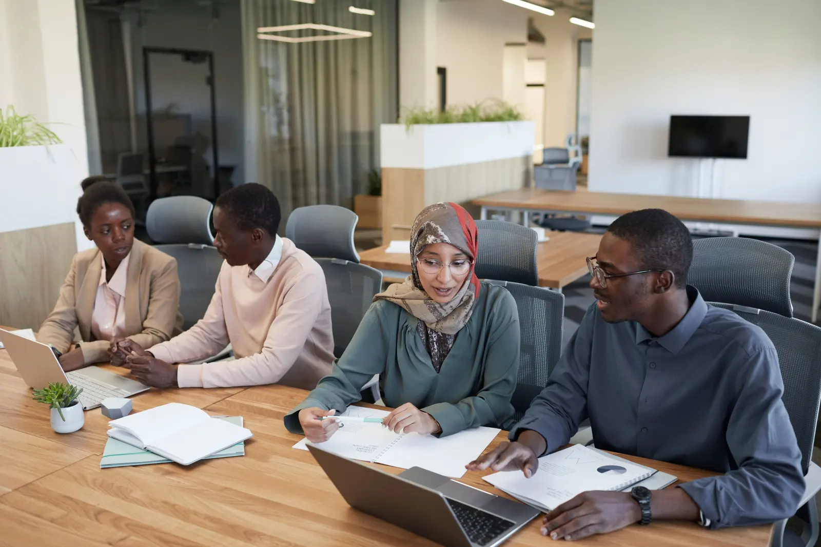 Groupe de professionnels réunis autour d'une table de travail